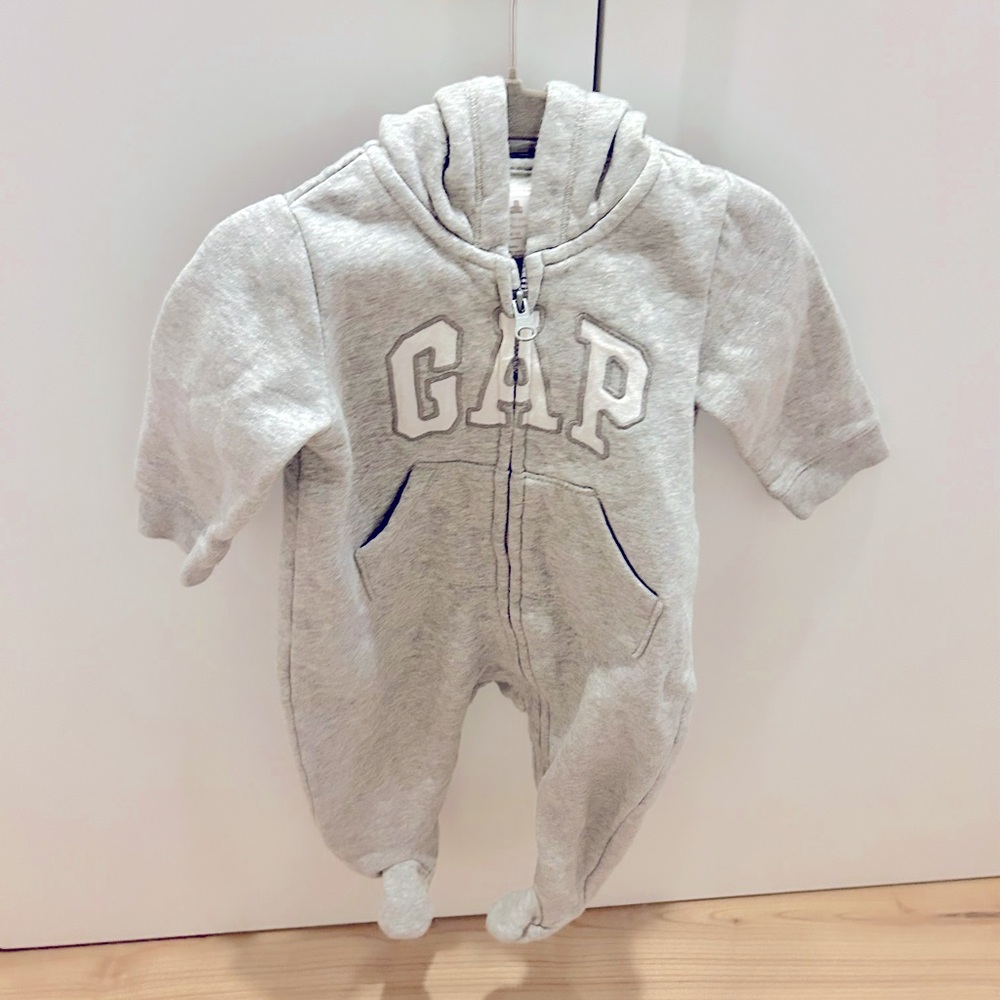 Baby Gap boy grey logo fleece hoodie & knit onesie 2pc bundle set 6-12 months